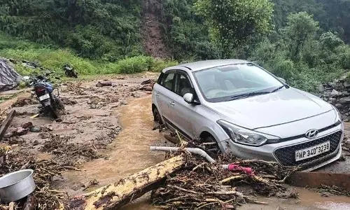 Kullu जिले में बादल फटने से अचानक बाढ़ और भूस्खलन Kullu जिले में बादल फटने से अचानक बाढ़ और भूस्खलन