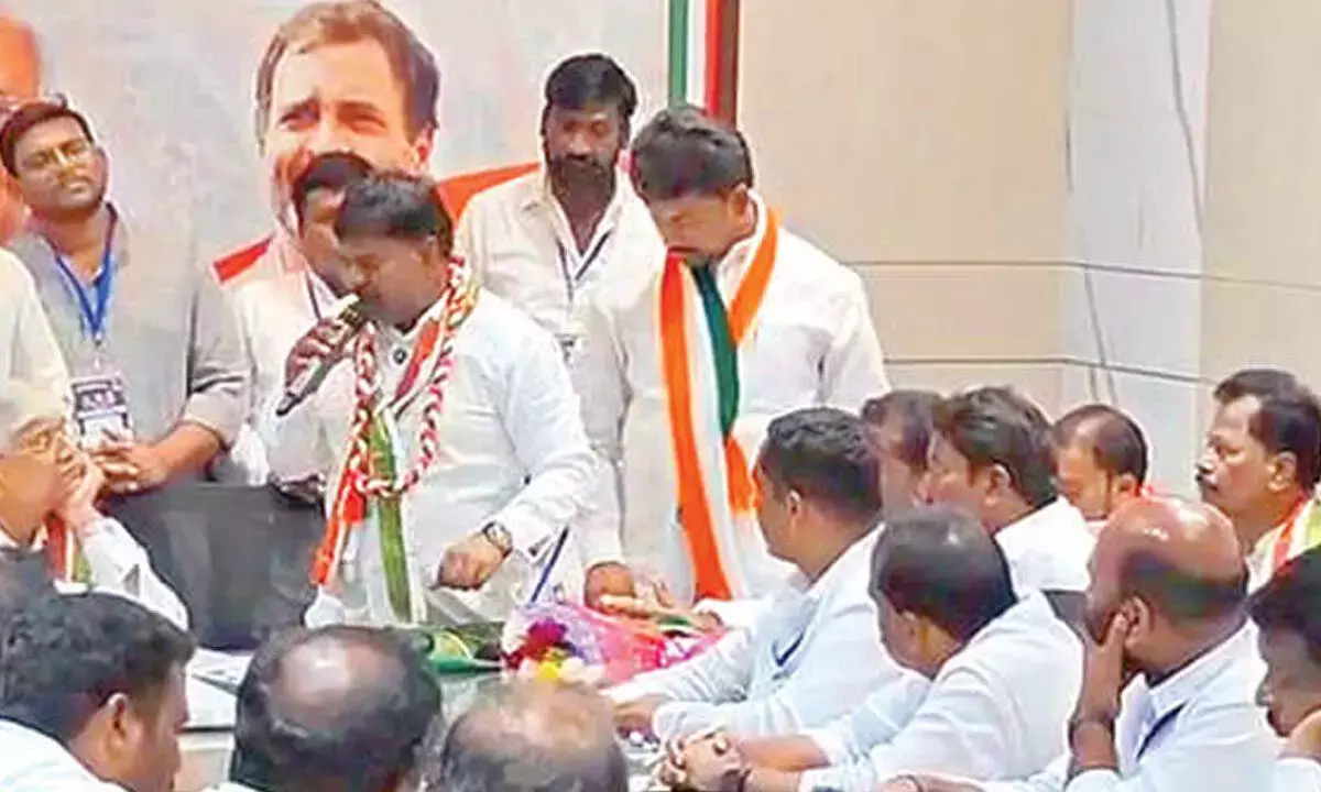 अनुशासन समिति ने CM के खिलाफ टिप्पणी को लेकर राजगोपाल को चेतावनी दी अनुशासन समिति ने CM के खिलाफ टिप्पणी को लेकर राजगोपाल को चेतावनी दी