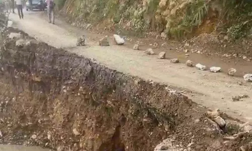 Shimla-Mandi सड़क सुन्नी में धंसी, वाहनों की आवाजाही बाधित Shimla-Mandi सड़क सुन्नी में धंसी, वाहनों की आवाजाही बाधित
