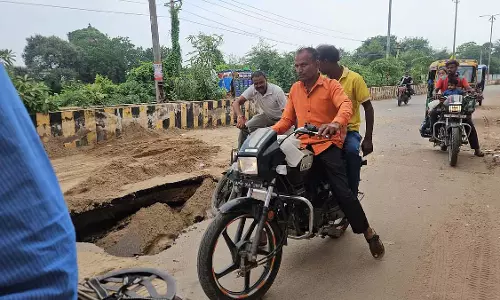 Gwalior: सड़क का बड़ा हिस्सा ढहने से डंपर फंस गया Gwalior: सड़क का बड़ा हिस्सा ढहने से डंपर फंस गया