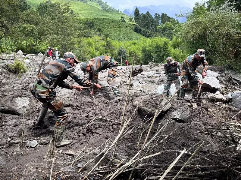 Arunachal: एंग्रिम घाटी में बादल फटने के बाद भारतीय सेना ने राहत सामग्री पहुंचाई Arunachal: एंग्रिम घाटी में बादल फटने के बाद भारतीय सेना ने राहत सामग्री पहुंचाई