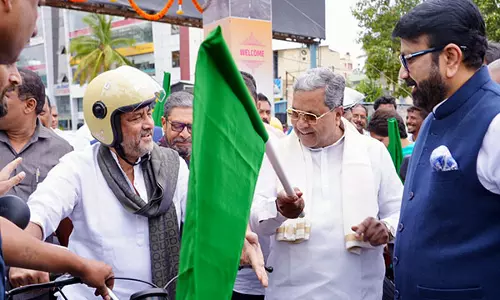 DK शिवकुमार ने हेब्बल फ्लाईओवर पर बाइक चलाकर किया उद्घाटन