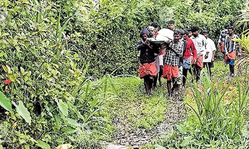 Kerala : सड़क मार्ग न होने से चामप्पारा गांव में जीवन संघर्ष में बदल गया है