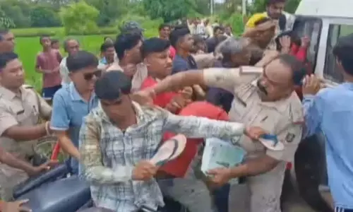 Odisha: प्रेमी युगल के भागने से पुलिस और ग्रामीणों के बीच झड़प
