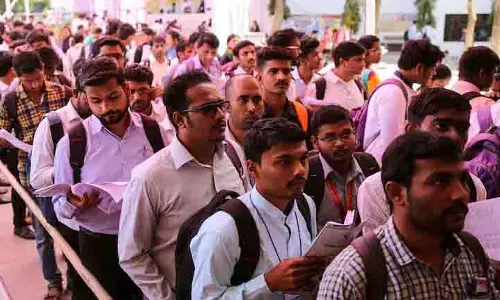 जुलाई में बेरोज़गारी तीन महीने के निचले स्तर पर आ गई
