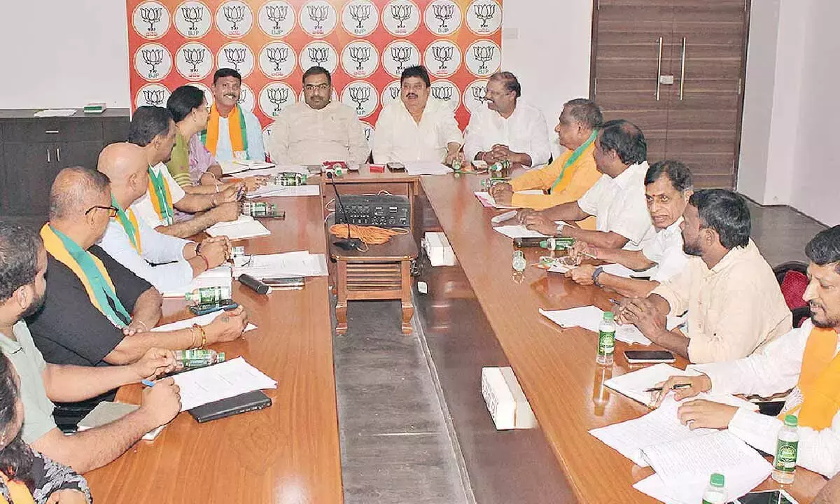 Telangana: प्रदेश भाजपा ने आगामी स्थानीय निकाय चुनावों की तैयारियों की समीक्षा की