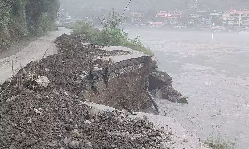 Himachal में बारिश का कहर जारी, 3 हाईवे और 352 अन्य सड़कें अवरुद्ध