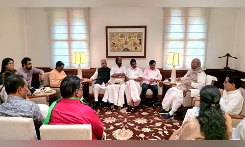 विपक्षी दल मुख्य चुनाव आयुक्त के खिलाफ महाभियोग प्रस्ताव ला सकते हैं: Sources विपक्षी दल मुख्य चुनाव आयुक्त के खिलाफ महाभियोग प्रस्ताव ला सकते हैं: Sources