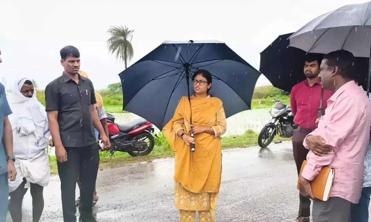 Telangana: बढ़ते बाढ़ के पानी के बीच कलेक्टर ने करणी गांव की सड़क बंद करने का आदेश दिया