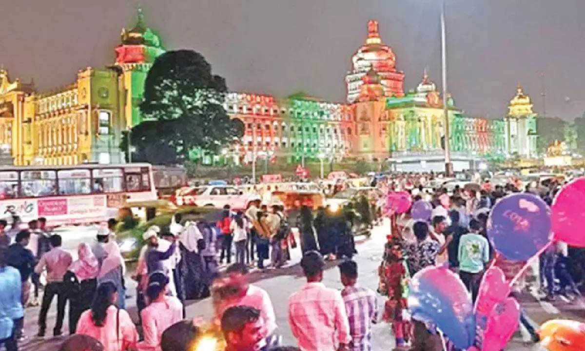 Karnataka: विधान सौध की रोशनी से भारी भीड़ उमड़ती है