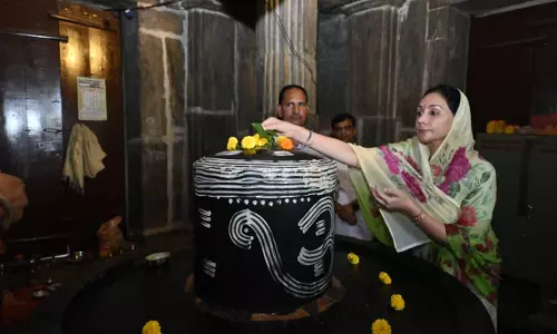 Jaipur: दीया कुमारी ने मंदिर में किया दर्शन, पर्यटकों से किया संवाद Jaipur: दीया कुमारी ने मंदिर में किया दर्शन, पर्यटकों से किया संवाद