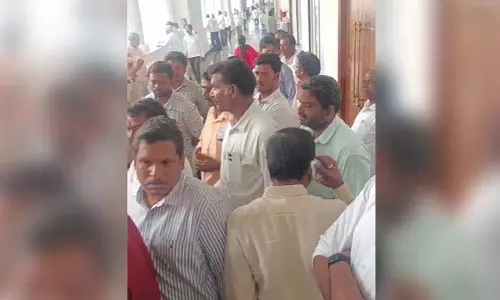 बिल भुगतान की मांग को लेकर ठेकेदारों ने फिर Telangana सचिवालय में किया विरोध प्रदर्शन बिल भुगतान की मांग को लेकर ठेकेदारों ने फिर Telangana सचिवालय में किया विरोध प्रदर्शन
