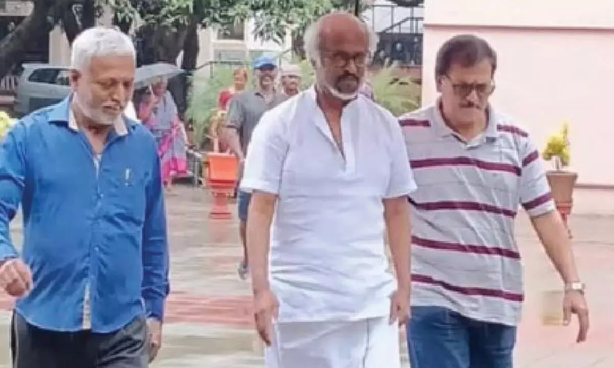 Karnataka: रजनीकांत ने रामकृष्ण आश्रम का अचानक दौरा किया Karnataka: रजनीकांत ने रामकृष्ण आश्रम का अचानक दौरा किया