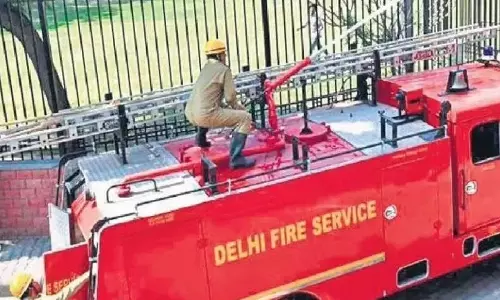 New Delhi: इलेक्ट्रॉनिक शोरूम में आग लगने से अफरा-तफरी New Delhi: इलेक्ट्रॉनिक शोरूम में आग लगने से अफरा-तफरी