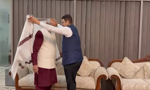 CM फडणवीस ने एनडीए के उपराष्ट्रपति पद के नामांकन पर सीपी राधाकृष्णन को शॉल भेंट की