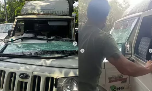 Delhi: कुत्ता प्रेमियों ने एमसीडी वैन में तोड़फोड़ की