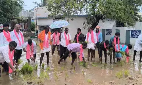BRS नेताओं ने स्कूल परिसर में धान की फसल बोकर विरोध जताया BRS नेताओं ने स्कूल परिसर में धान की फसल बोकर विरोध जताया