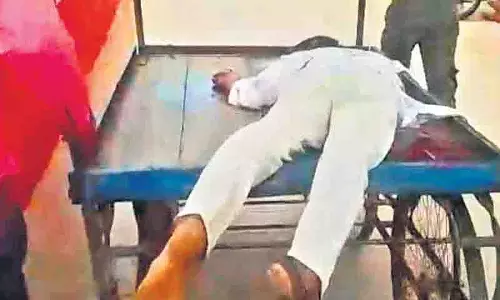 पुलिस ने बिना एम्बुलेंस के शव को ठेले पर ले जाया..सीएम की अमानवीयता पुलिस ने बिना एम्बुलेंस के शव को ठेले पर ले जाया..सीएम की अमानवीयता