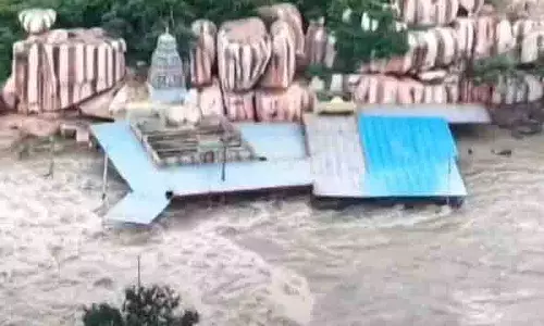 Manjeera में बाढ़.. एडुपायला वनदुर्गा मंदिर छह दिनों से पानी में डूबा हुआ Manjeera में बाढ़.. एडुपायला वनदुर्गा मंदिर छह दिनों से पानी में डूबा हुआ