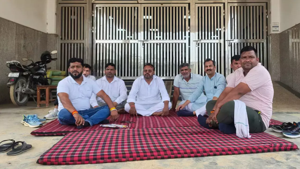 Sonipat: खरखौदा में पार्षदों ने नगरपालिका कार्यालय पर ताला जड़ा Sonipat: खरखौदा में पार्षदों ने नगरपालिका कार्यालय पर ताला जड़ा