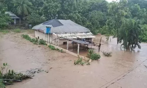 व्यापक वर्षा से Khammam और मुलुगु में खेतों, घरों में बाढ़ आ गई व्यापक वर्षा से Khammam और मुलुगु में खेतों, घरों में बाढ़ आ गई