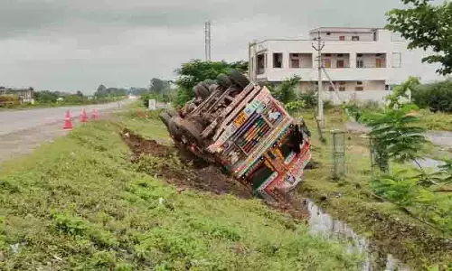राष्ट्रीय राजमार्ग पर दालों से भरी लॉरी पलटी