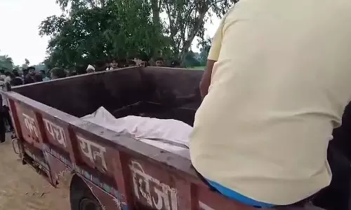 Madhya Pradesh: छतरपुर में शव वाहन न मिलने पर ट्रक पर ले जाया गया शव
