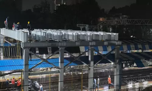 मुंबई में भारी बारिश में भी 2 घंटे 10 मिनट में सात गर्डर लॉन्च, रेलवे ने किया रिकॉर्ड मुंबई में भारी बारिश में भी 2 घंटे 10 मिनट में सात गर्डर लॉन्च, रेलवे ने किया रिकॉर्ड