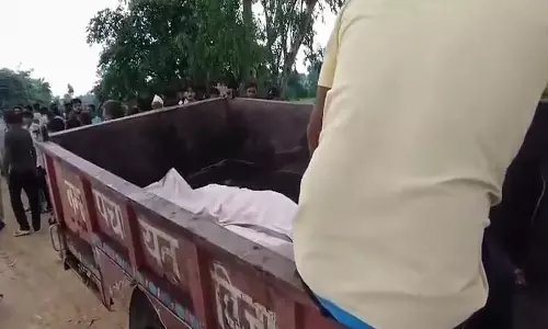 अंतिम संस्कार के लिए शव को ट्रैक्टर पर ले जाया गया, नागरिकों में गुस्सा अंतिम संस्कार के लिए शव को ट्रैक्टर पर ले जाया गया, नागरिकों में गुस्सा