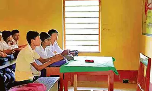 300 छात्र चार शिक्षकों के साथ अध्ययन कर रहे हैं!