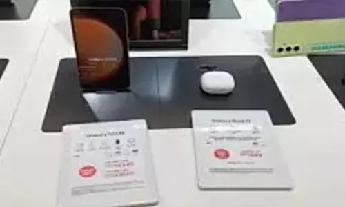 Samsung Galaxy Buds 3 FE लॉन्च, प्रीमियम फीचर्स और लंबी बैटरी के साथ Samsung Galaxy Buds 3 FE लॉन्च, प्रीमियम फीचर्स और लंबी बैटरी के साथ