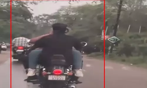 CG BREAKING: सड़क में बाइक पर बैठकर कपल रोमांस का वीडियो वायरल