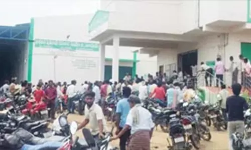 किसानों ने लंबी कतारों में घंटों की प्रतीक्षा, सरकार पर आपूर्ति में ढील का आरोप किसानों ने लंबी कतारों में घंटों की प्रतीक्षा, सरकार पर आपूर्ति में ढील का आरोप