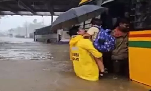 माटुंगा पुलिस ने फंसी स्कूल बस के बच्चों को बचाया, BMC ने स्कूलों में दी छुट्टी माटुंगा पुलिस ने फंसी स्कूल बस के बच्चों को बचाया, BMC ने स्कूलों में दी छुट्टी