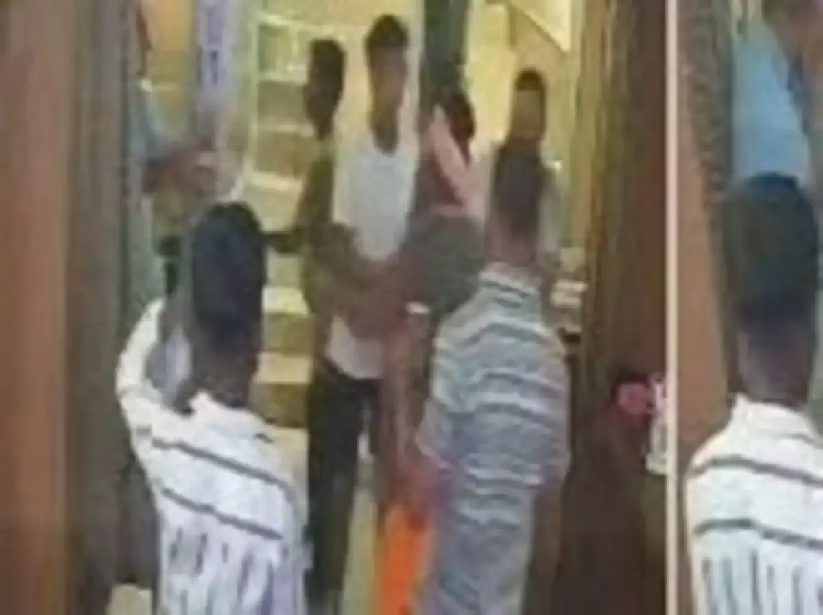 भगवा पोशाक वाले युवक ने किया नॉनवेज ऑर्डर, ढाबे में हो गई जमकर पिटाई भगवा पोशाक वाले युवक ने किया नॉनवेज ऑर्डर, ढाबे में हो गई जमकर पिटाई