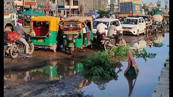 Mohali: गड्ढों ने लांडरां रोड को खतरों के राजमार्ग में बदल दिया Mohali: गड्ढों ने लांडरां रोड को खतरों के राजमार्ग में बदल दिया