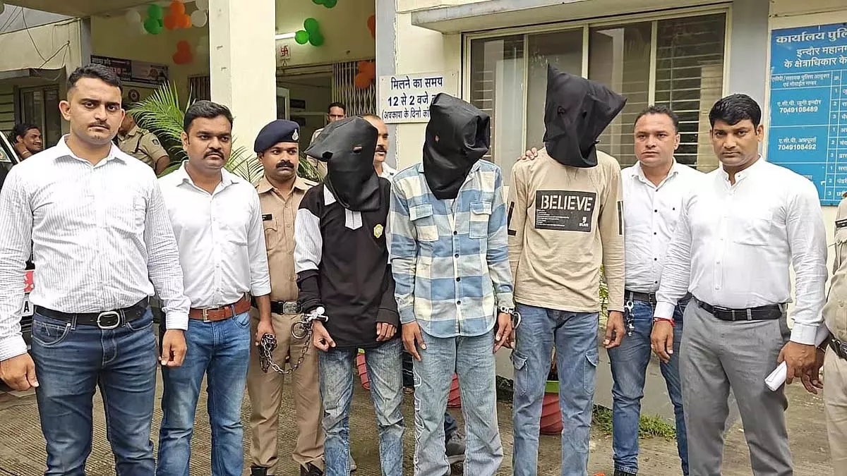 Madhya Pradesh: हत्या स्थल से मिली चप्पल, इंदौर में 3 आरोपी गिरफ्तार Madhya Pradesh: हत्या स्थल से मिली चप्पल, इंदौर में 3 आरोपी गिरफ्तार