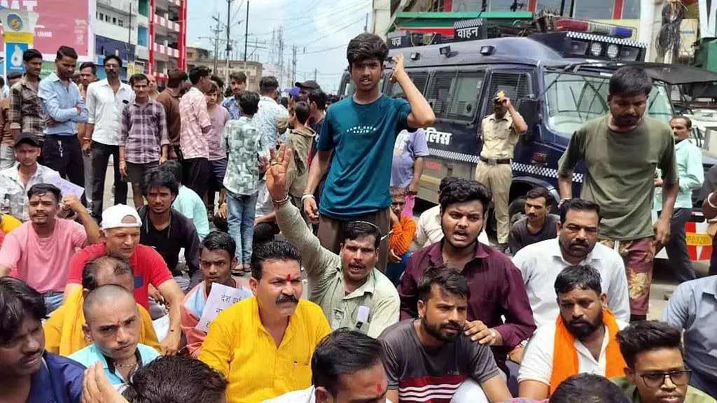 Bhopal: पशु मांस से भरा लोडिंग ऑटो जब्त, बजरंग दल ने विरोध जताया Bhopal: पशु मांस से भरा लोडिंग ऑटो जब्त, बजरंग दल ने विरोध जताया