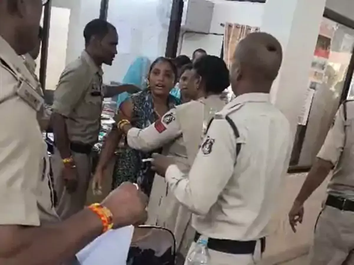 पति की गिरफ्तारी होने पर पत्नी ने पुलिस को डराया, थाने अंदर सुसाइड की कोशिश की पति की गिरफ्तारी होने पर पत्नी ने पुलिस को डराया, थाने अंदर सुसाइड की कोशिश की