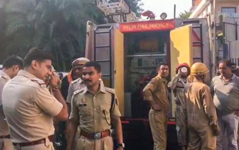 इलेक्ट्रॉनिक्स की दुकान में आग लगने से चार की मौत, एक घायल इलेक्ट्रॉनिक्स की दुकान में आग लगने से चार की मौत, एक घायल