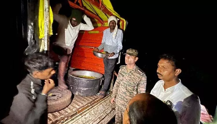 Maharashtra : नांदेड़ में बाढ़ से प्रभावित गांवों में सेना की मदद Maharashtra : नांदेड़ में बाढ़ से प्रभावित गांवों में सेना की मदद