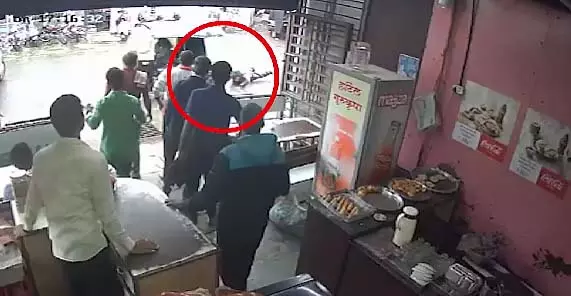 Satara: नशे में ऑटो चला रहा था आरोपी, महिला पुलिसकर्मी घायल Satara: नशे में ऑटो चला रहा था आरोपी, महिला पुलिसकर्मी घायल
