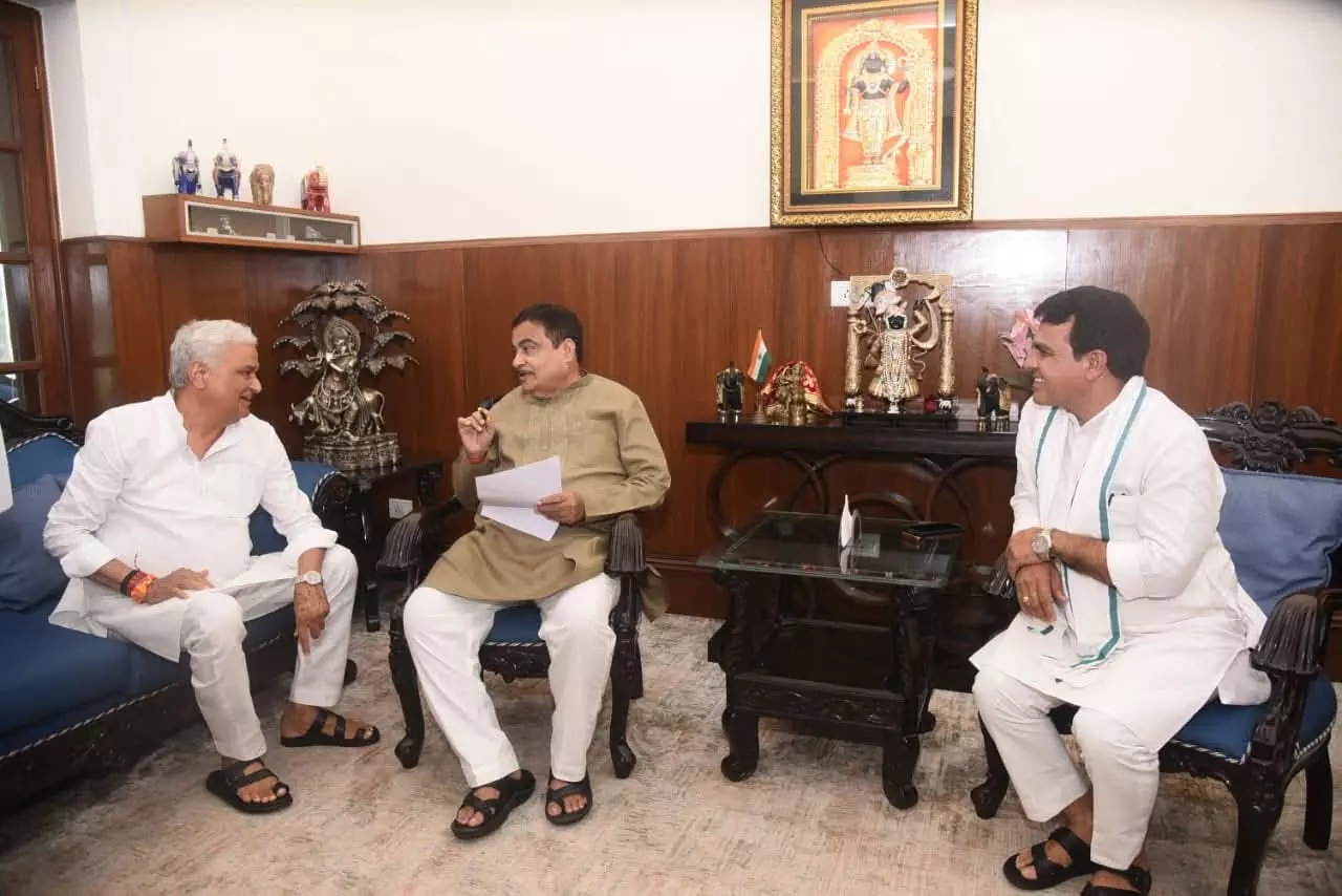Jaipur: कैबिनेट मंत्री डॉ. किरोडी लाल मीणा की केंद्रीय सड़क परिवहन मंत्री से मुलाकात Jaipur: कैबिनेट मंत्री डॉ. किरोडी लाल मीणा की केंद्रीय सड़क परिवहन मंत्री से मुलाकात