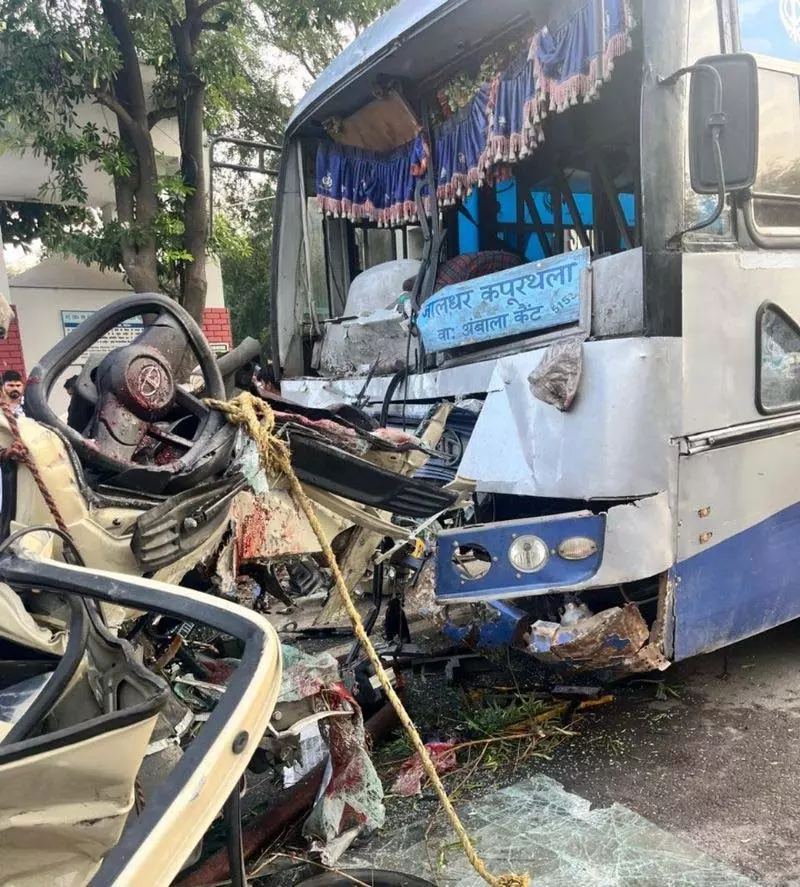 Kapurthala-Jalandhar राजमार्ग पर गलत दिशा में तेज गति से आ रही बस के कारण जानलेवा हादसा हुआ Kapurthala-Jalandhar राजमार्ग पर गलत दिशा में तेज गति से आ रही बस के कारण जानलेवा हादसा हुआ