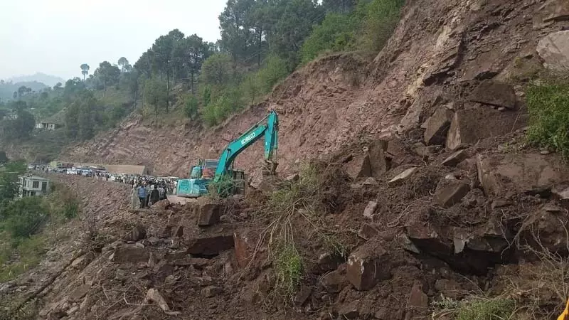 भारी बारिश से पीर पंजाल में बाढ़ और भूस्खलन, यातायात प्रभावित भारी बारिश से पीर पंजाल में बाढ़ और भूस्खलन, यातायात प्रभावित