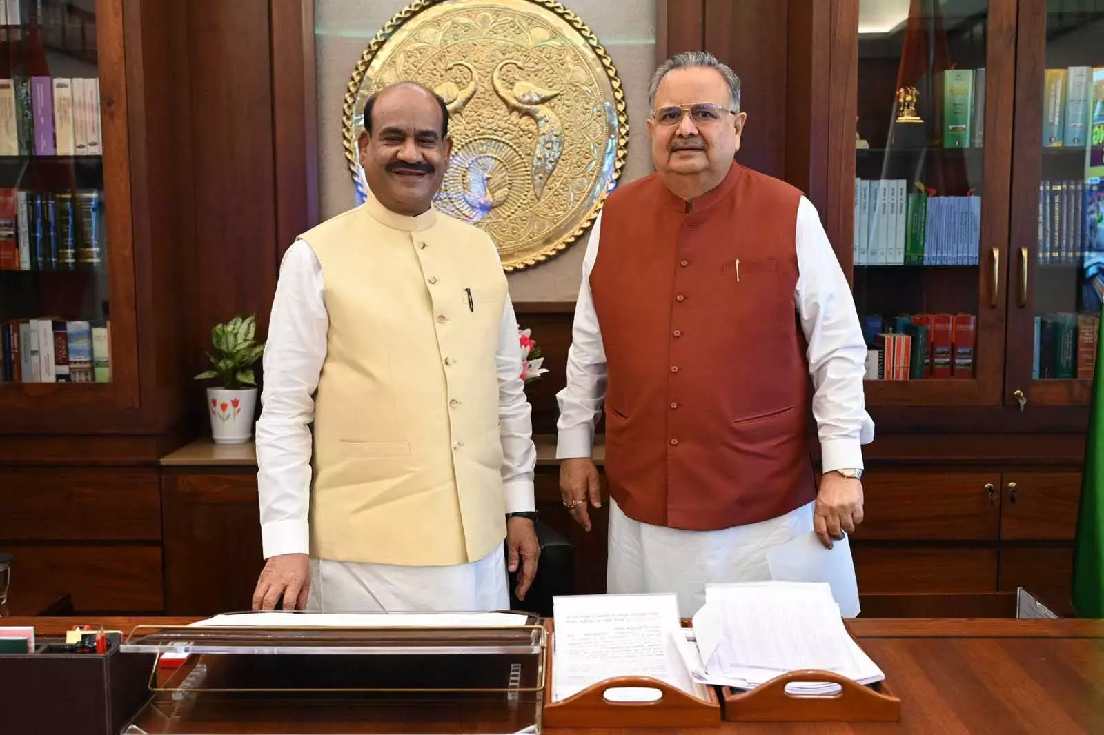 ओम बिड़ला रायपुर आएंगे, रमन सिंह ने छत्तीसगढ़ रजत जयंती वर्ष में शामिल होने का दिया आमंत्रण ओम बिड़ला रायपुर आएंगे, रमन सिंह ने छत्तीसगढ़ रजत जयंती वर्ष में शामिल होने का दिया आमंत्रण