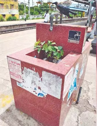 Chetpet रेलवे स्टेशन पर सूखे नल और बंद पानी के कियोस्क, लोगों में आक्रोश Chetpet रेलवे स्टेशन पर सूखे नल और बंद पानी के कियोस्क, लोगों में आक्रोश