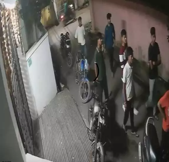 शांति विहार कॉलोनी में स्टूडेंट की पिटाई, वीडियो वायरल शांति विहार कॉलोनी में स्टूडेंट की पिटाई, वीडियो वायरल