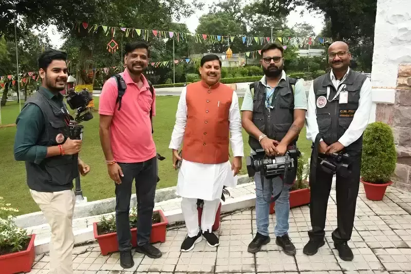 Bhopal: फोटोग्राफी से जीवन के खास लम्हे अमर होते हैं: डॉ. यादव Bhopal: फोटोग्राफी से जीवन के खास लम्हे अमर होते हैं: डॉ. यादव