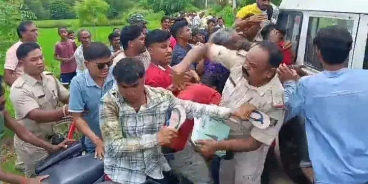 Bolangir: प्रेमी युगल को बचाने में पुलिस और ग्रामीणों के बीच झड़प Bolangir: प्रेमी युगल को बचाने में पुलिस और ग्रामीणों के बीच झड़प